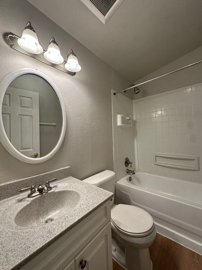 Building Photo - Adorable home in La Pine area, 1.5 acres fully fenced!!