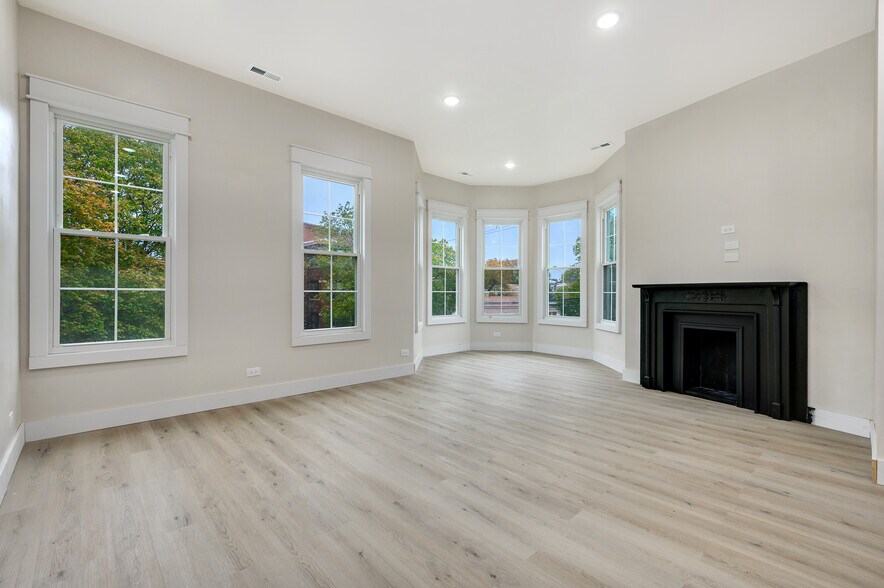 Living room - 1619 W Balmoral Ave