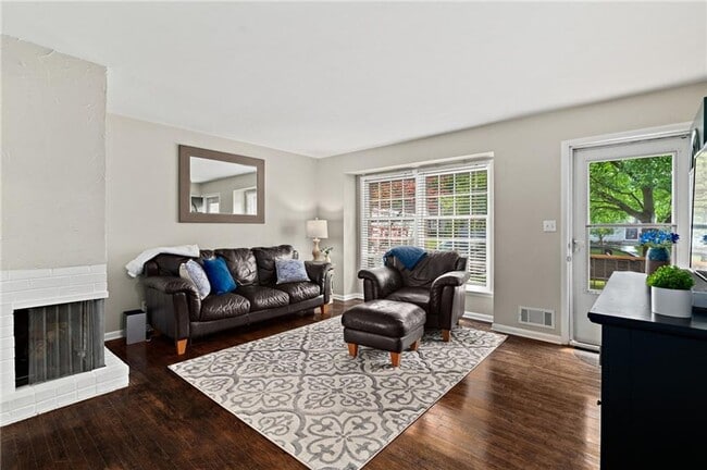 Building Photo - Adorable Three Bedroom Ranch in Overland Parkh