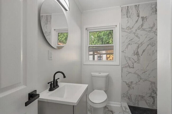 Building Photo - 5 Bedroom and 3 Bathroom home available to...