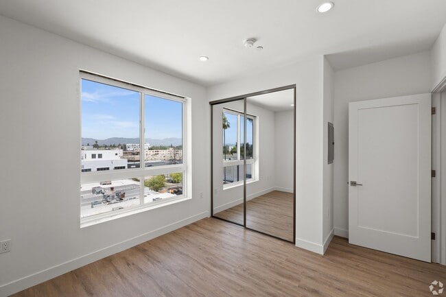 Building Photo - HUGE Studio - 412