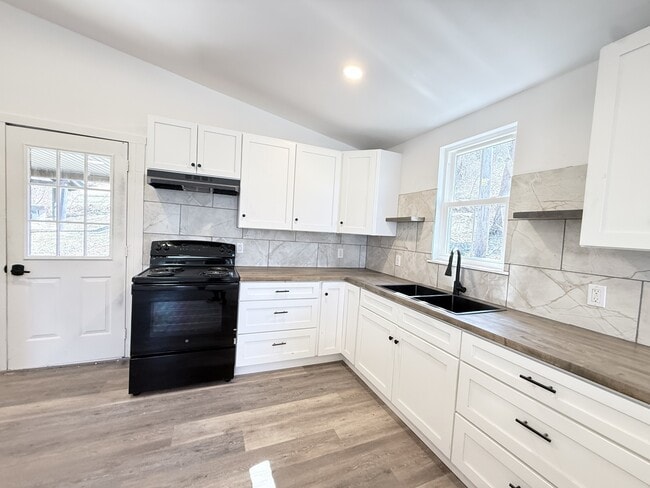 Building Photo - 272 River Rd