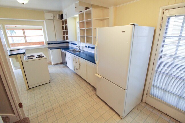 Building Photo - 1212 S Oak St