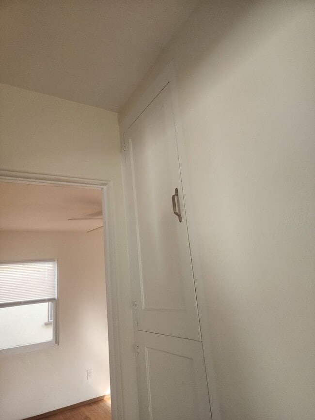 Building Photo - Private 2 bedroom 1 bath home