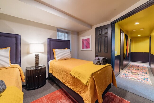 Building Photo - 1708 W Waveland Ave