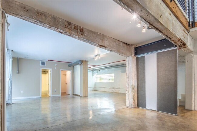Building Photo - 244 Peters St SW