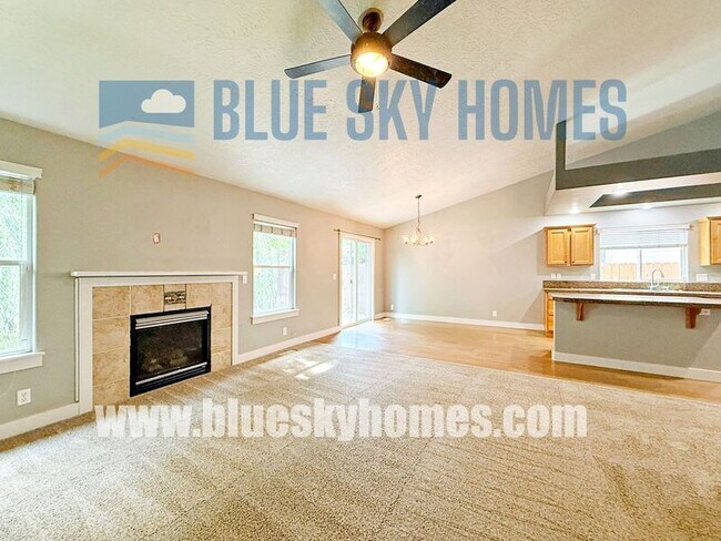 Building Photo - 5930 N Silver Maple Ave