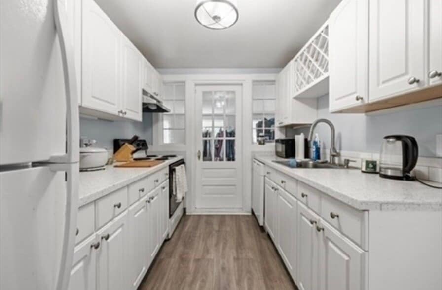 Kitchen - 435A Walpole St