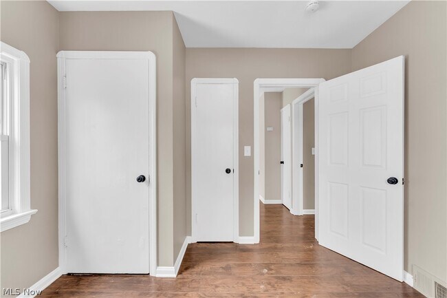 Building Photo - 8008 Pelham Dr