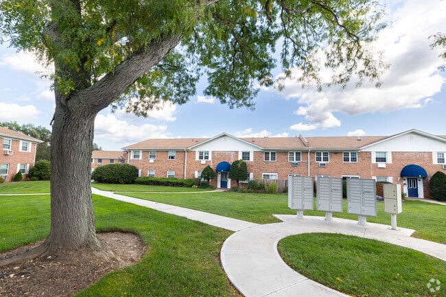 Building Photo - 460 Old Town Rd