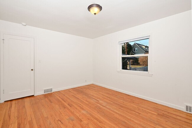 Building Photo - 3 Bedroom Home in Rainer Beach - Beautiful view over Lake Washington