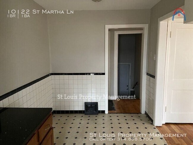 Building Photo - Charming apartment with hardwood floors