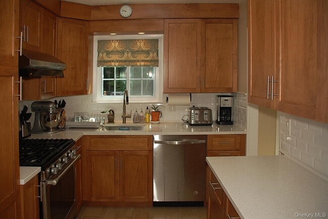 Building Photo - 18 Coralyn Ave