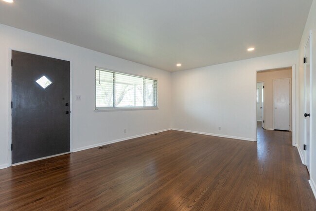 Building Photo - 3 Bed 1.5 Bath in Great Midtown Location!
