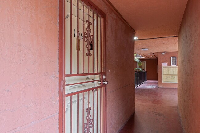 Building Photo - 6620 W 2nd Ct