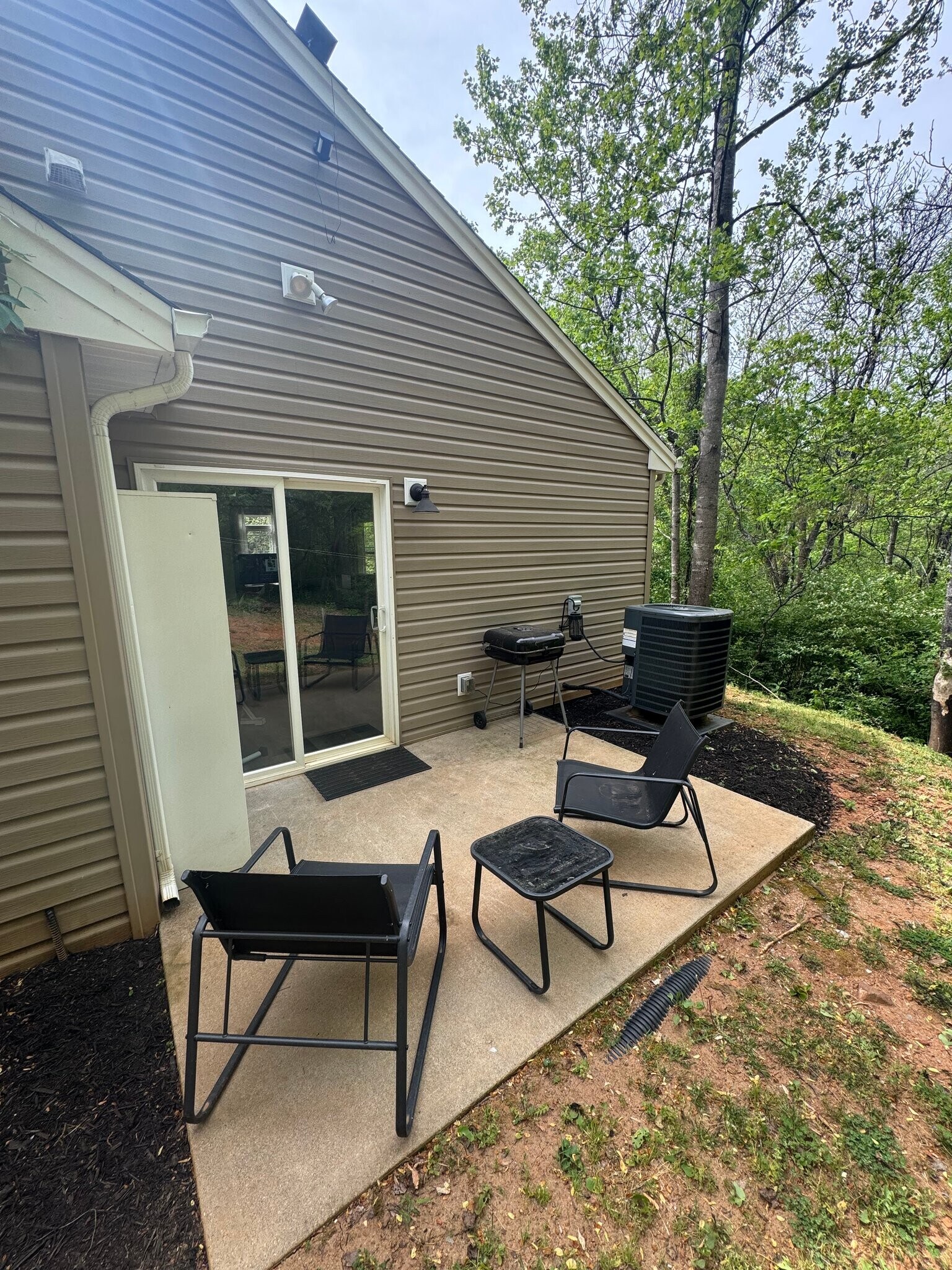 Building Photo - 4647 Ferncliff Dr