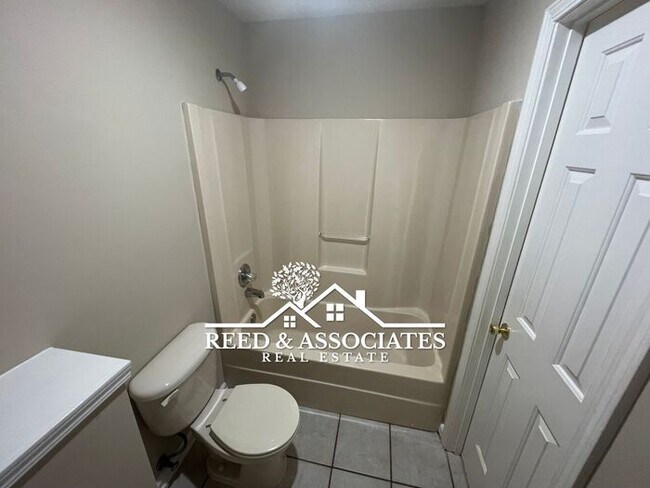 Building Photo - Charming Home Located in Quiet Cove!