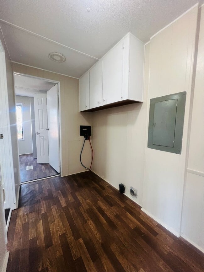 Building Photo - Charming 3-Bedroom – Water Included!