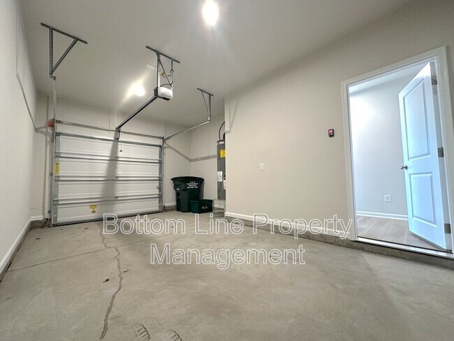 Building Photo - 3037 Hutton Gdns Ln