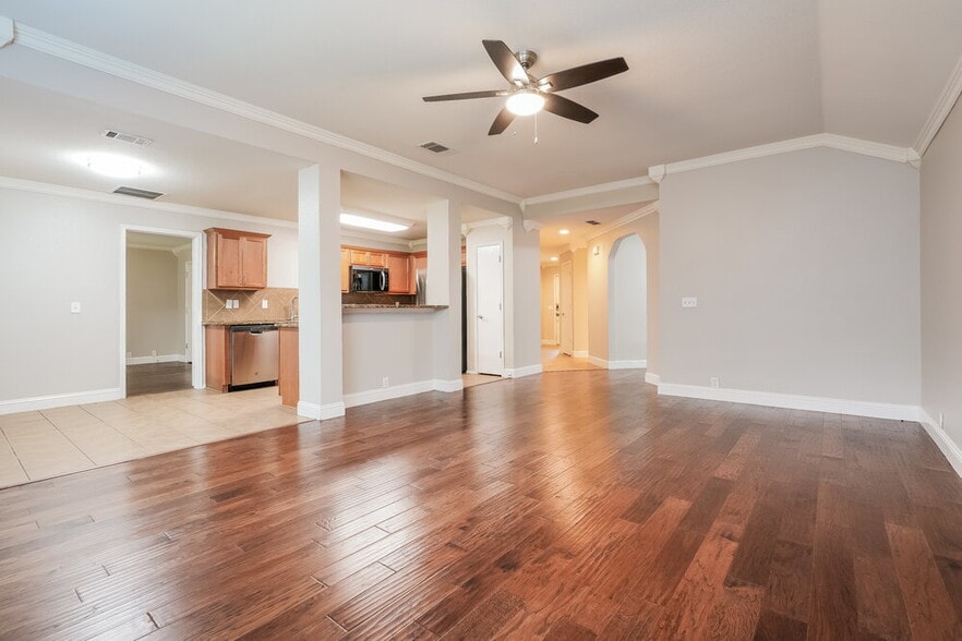 Building Photo - 711 River Run Dr