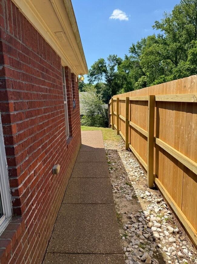 Building Photo - Gated Community - 3 Bedroom 2 Bathroom Cordova Rental Home