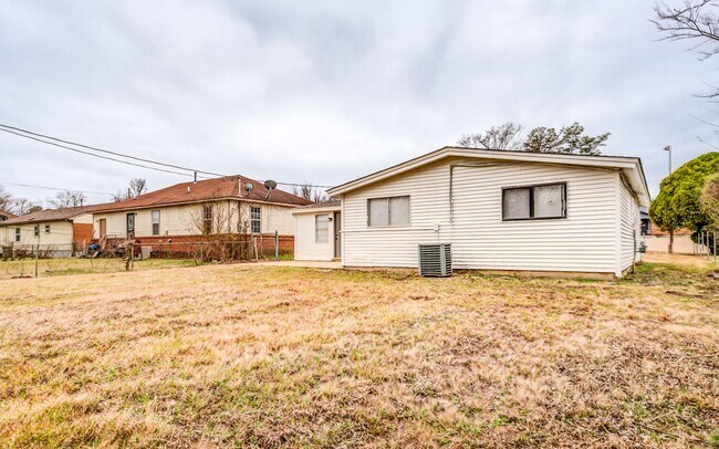 Building Photo - 4980 Vickie Dr