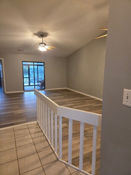 Tile entryway - 829 Applewood Ln