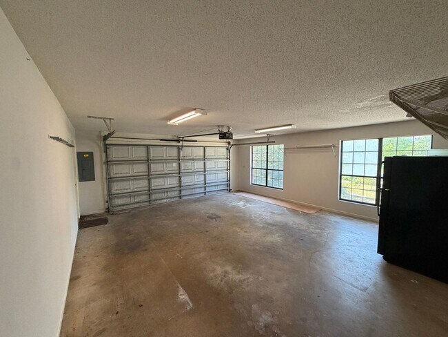 Building Photo - Beautiful Large home off of Mahan