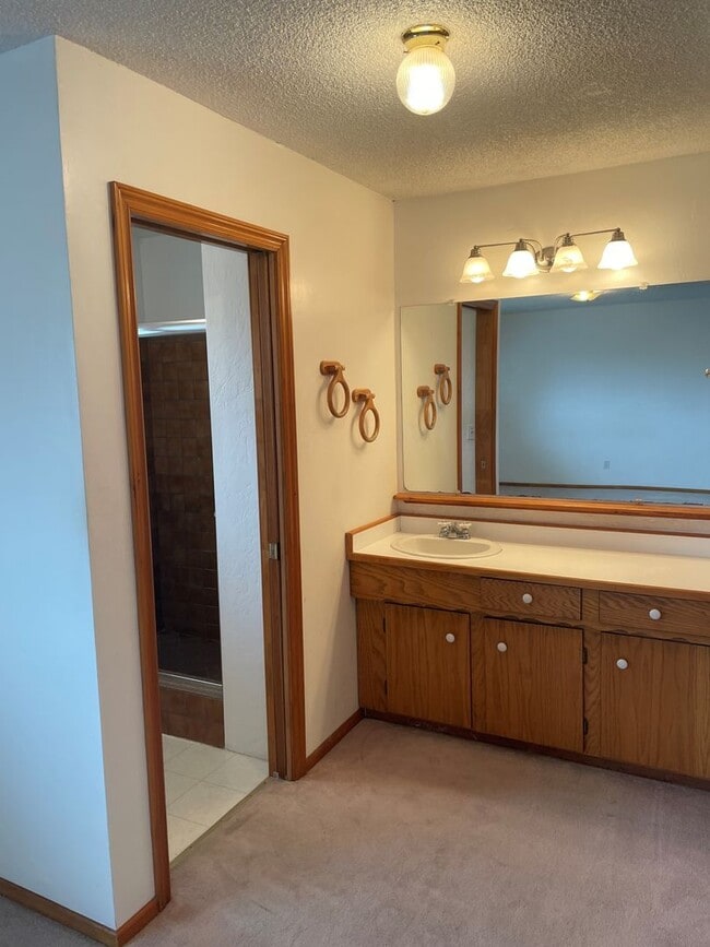 Building Photo - Charming 3 Bedroom, 2 Bath Home with Attac...