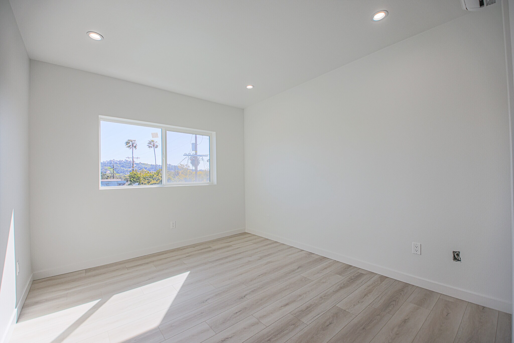 Building Photo - 2811 S Cloverdale Ave