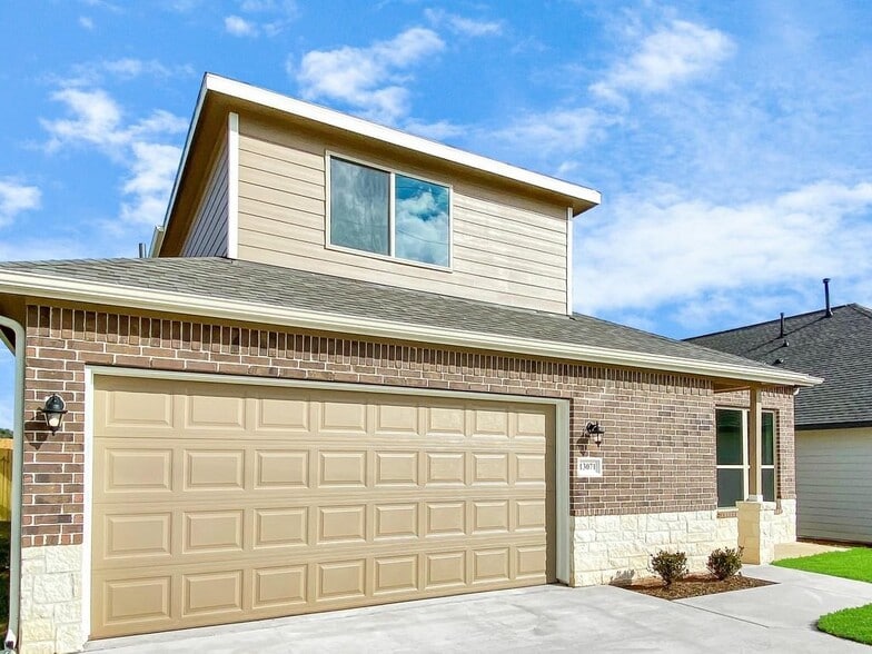 Building Photo - 13071 Clearview Dr