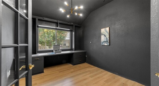 Building Photo - 2527 Crenshaw Dr