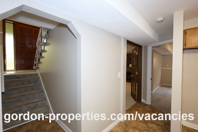 Building Photo - NE 22nd Ct - Gresham 4 bedroom split level home