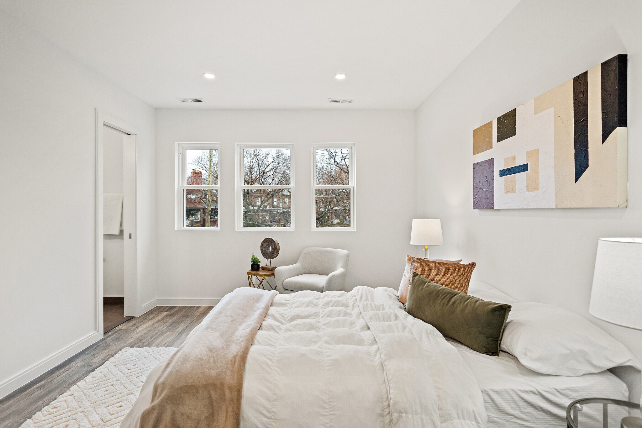 Building Photo - 68 Farragut Pl NW