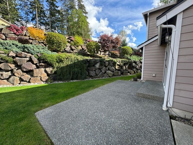 Building Photo - 3 Bd/2.5 Ba Newcastle Home