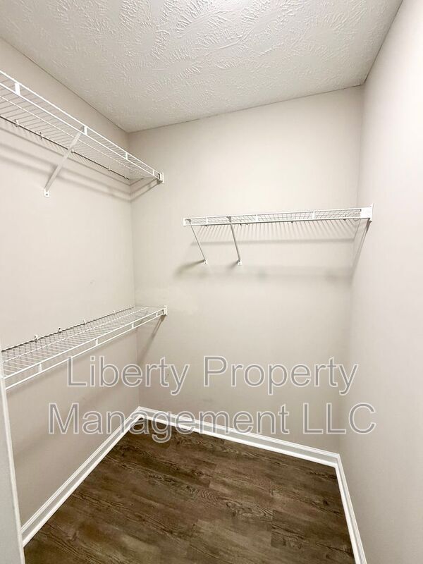 Building Photo - 805 Broadmore Dr