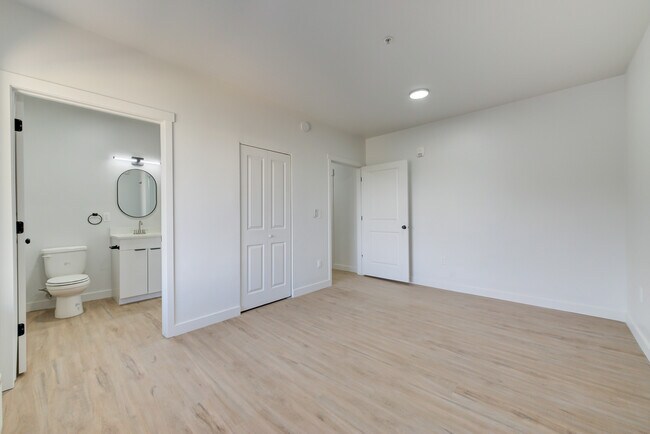 Building Photo - 404 E 5600 S