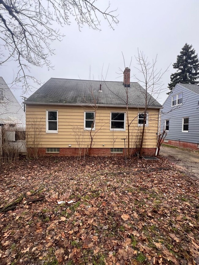 Building Photo - Section 8 Accepted! Cozy 3-Bedroom Home in...