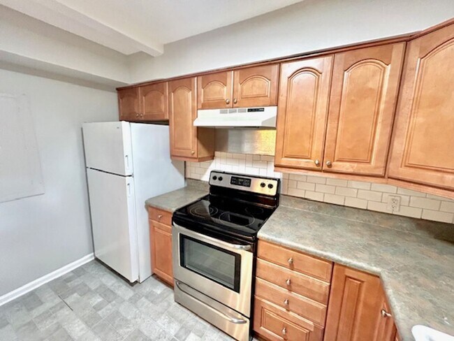 Building Photo - Beautiful Townhome in the Heart of Madison! MOVE IN SPECIAL!