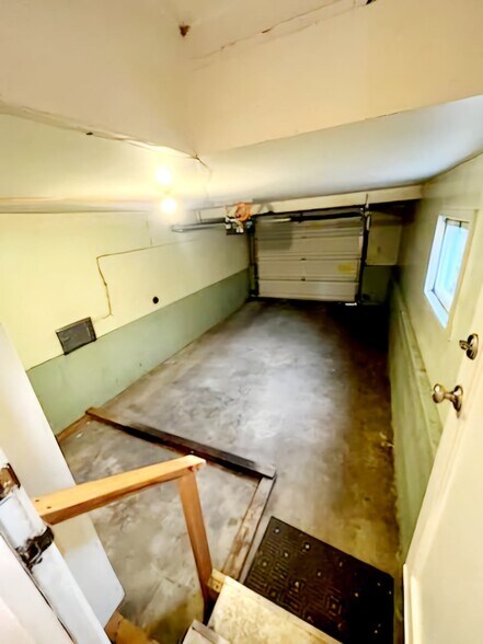 Building Photo - 606 Avenue C