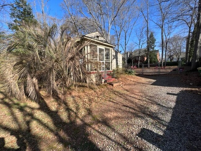 Building Photo - Charming 2 bed 1 bath house in Five-Points!