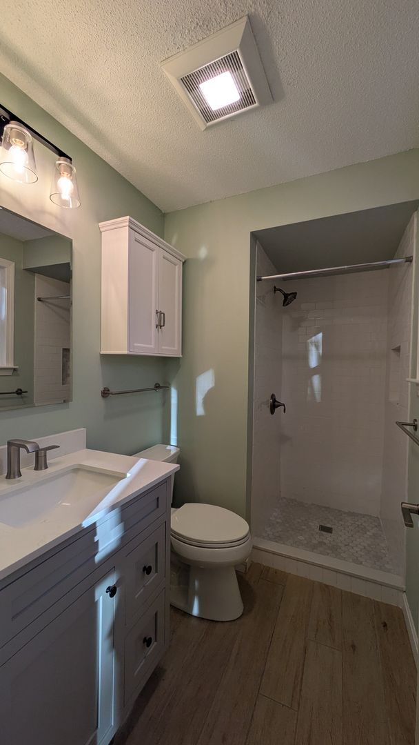 Building Photo - Spacious Three Bedroom Condo (CURRENTLY UNDER CONTRACT)