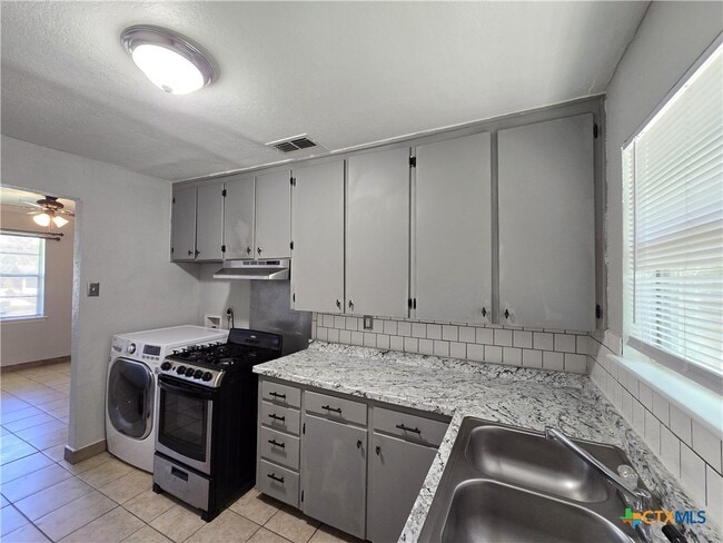 Building Photo - 212 E Valley Rd