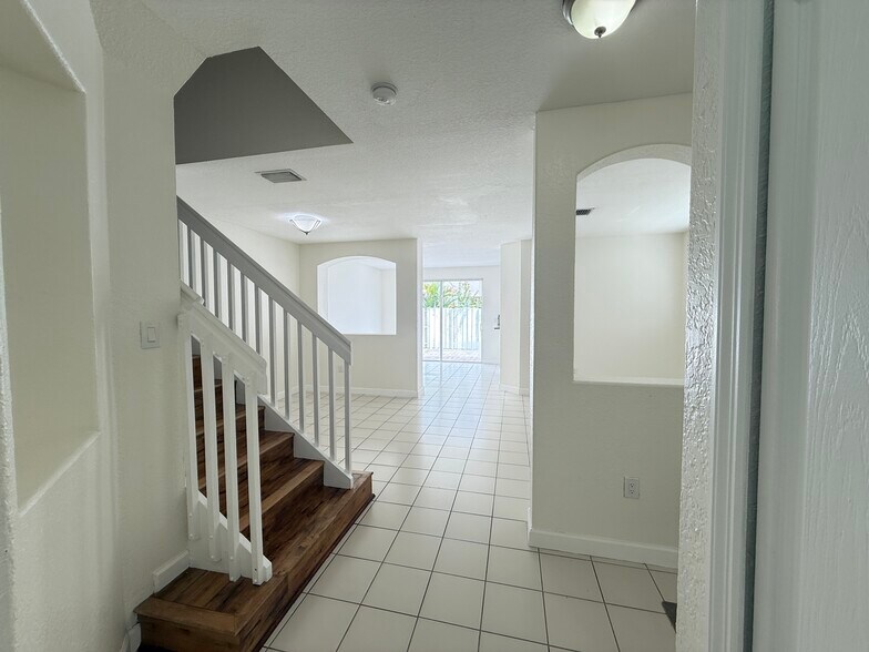Building Photo - 15131 SW 23rd Ln