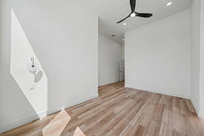 Building Photo - 4001 Bullock Dr