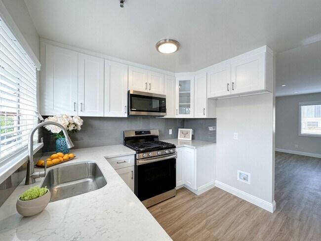 Building Photo - 922 Benito Ave