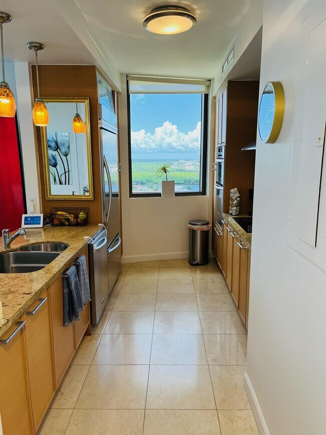 Building Photo - 16275 Collins Ave