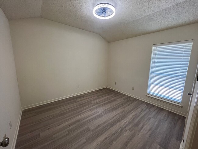 Building Photo - Duplex *LEASING SPECIAL AVAILABLE*