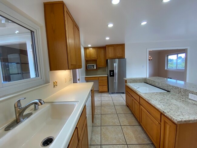 Building Photo - 845 Viewridge Dr