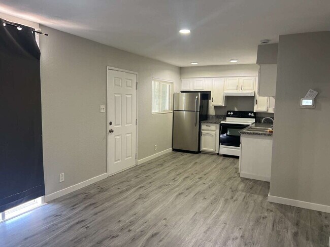 Building Photo - ½ OFF First Month's Rent! Updated Apartment in a Prime Central Las Vegas Location